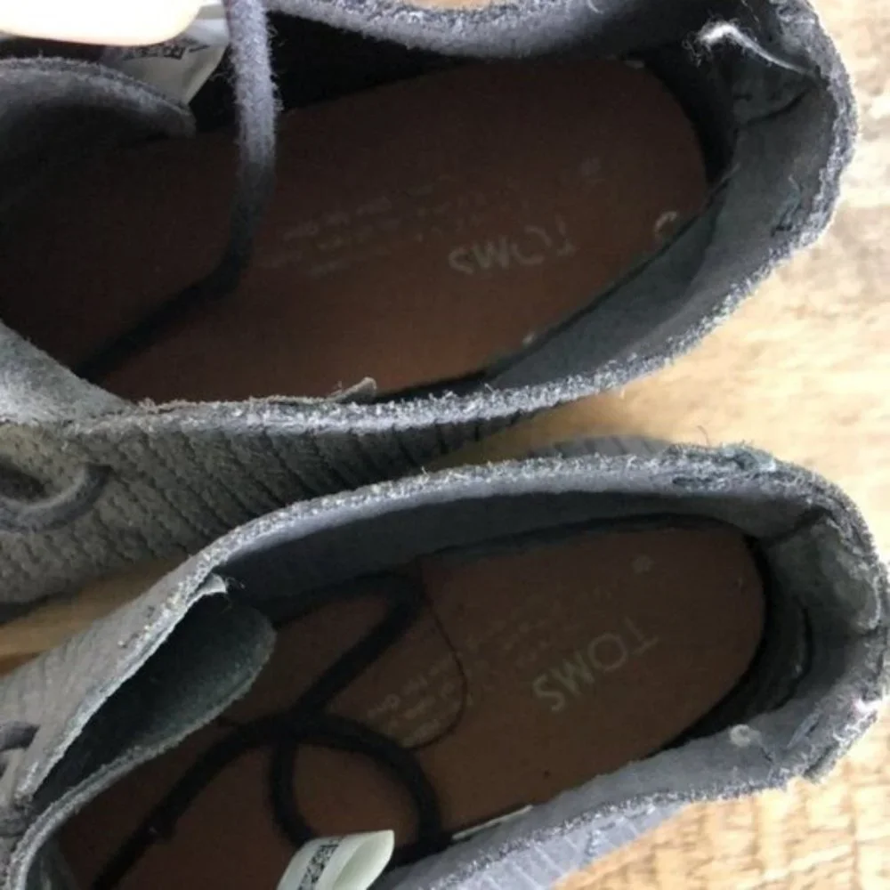 TOMS grey suede lace up chukka boots size 8 EUC_9